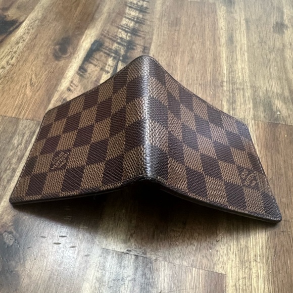 Men’s Louis Vuitton wallet - Picture 2 of 3